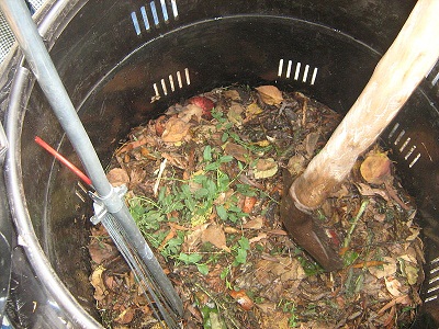 800px-Composting in the Escuela Barreales