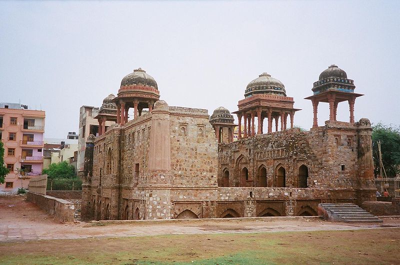 800px-Jahaz Mahal on the bank of Hauz-i-Shamsi