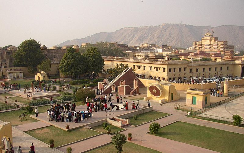 800px-Jantar Mantar at Jaipur